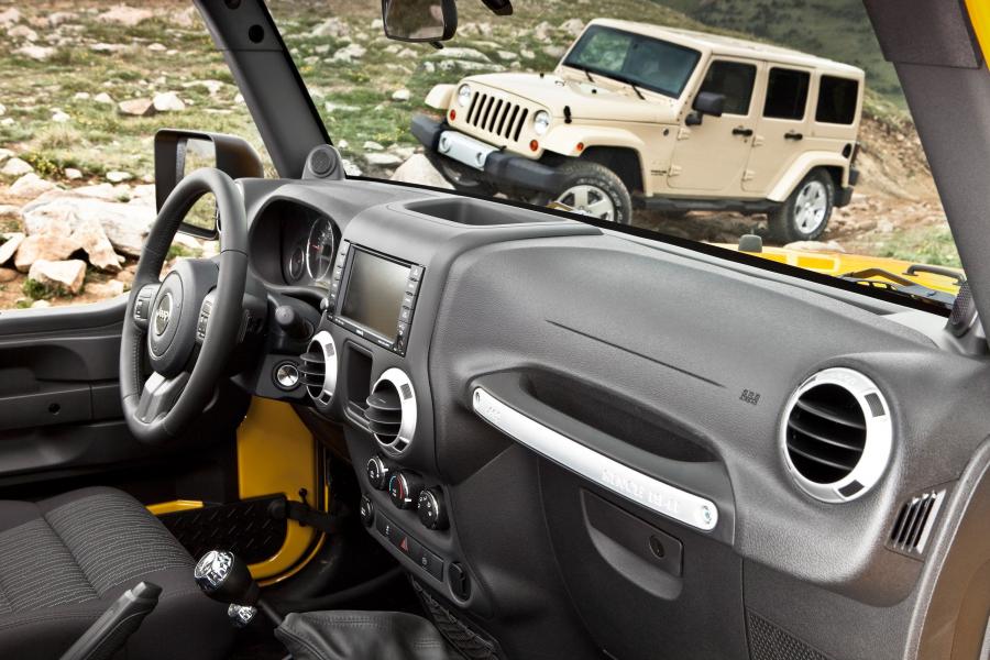  Jeep Wrangler Sahara Unlimited 2011 года  (фото 7 из 19)